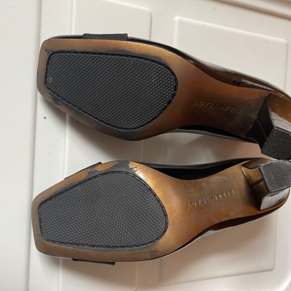 Black patent leather pumps with fabric inset - Picture 10 of 10